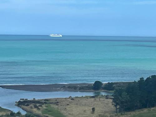 Tangoio Apartment | Blue cabin