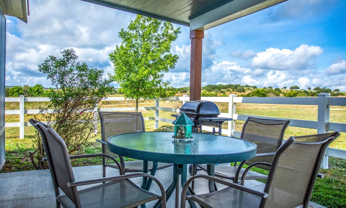 Hye House | Blue Cottage | Close to Wineries | Peaceful