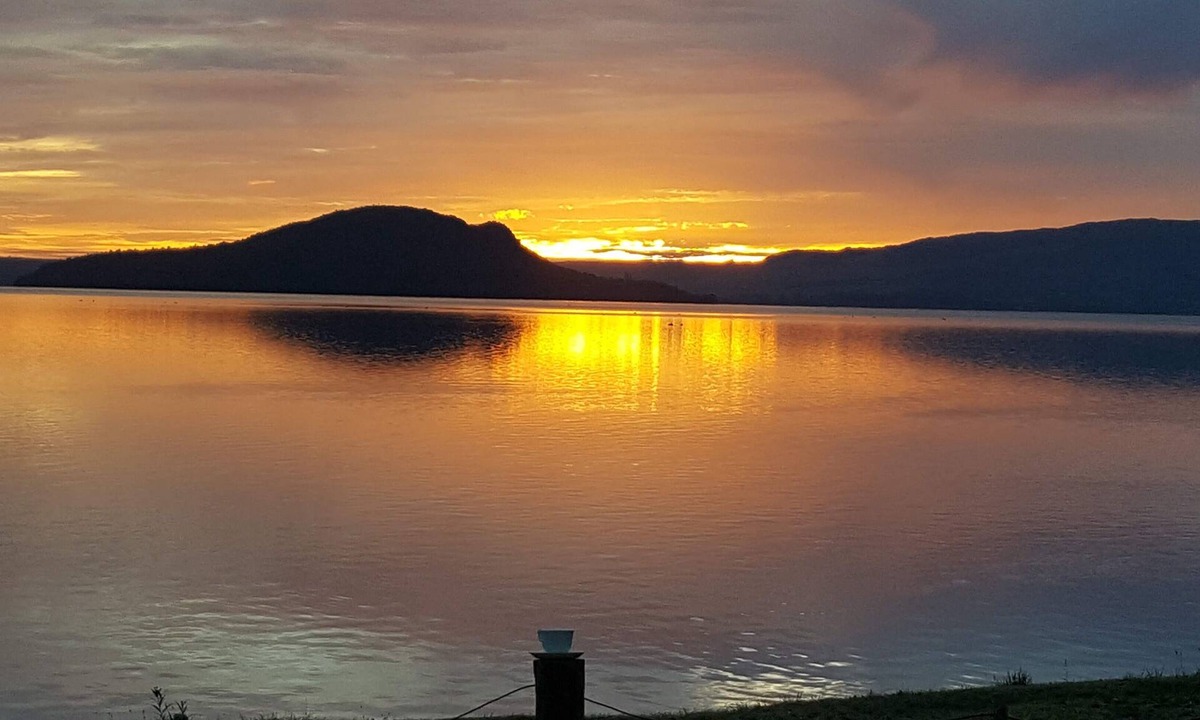 Ngongotaha Cottage | Blue Cottage on the Lake