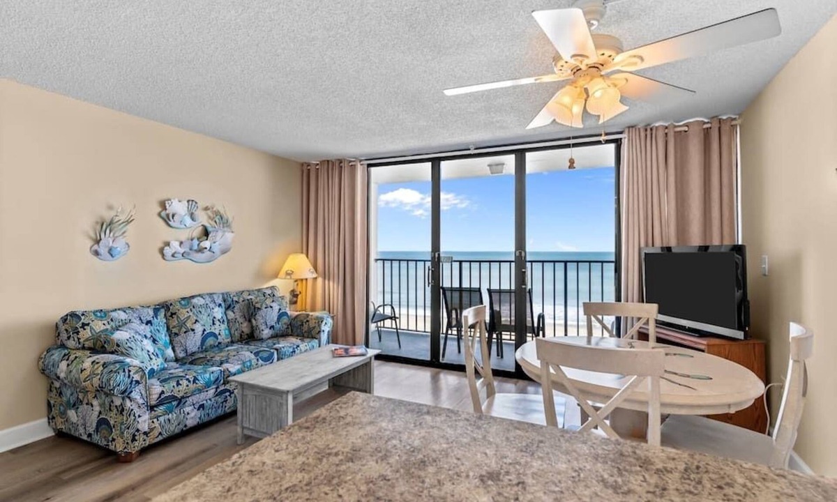 Wilmington Beach Apartment | Blue Crab Hideaway, Oceanfront with pool