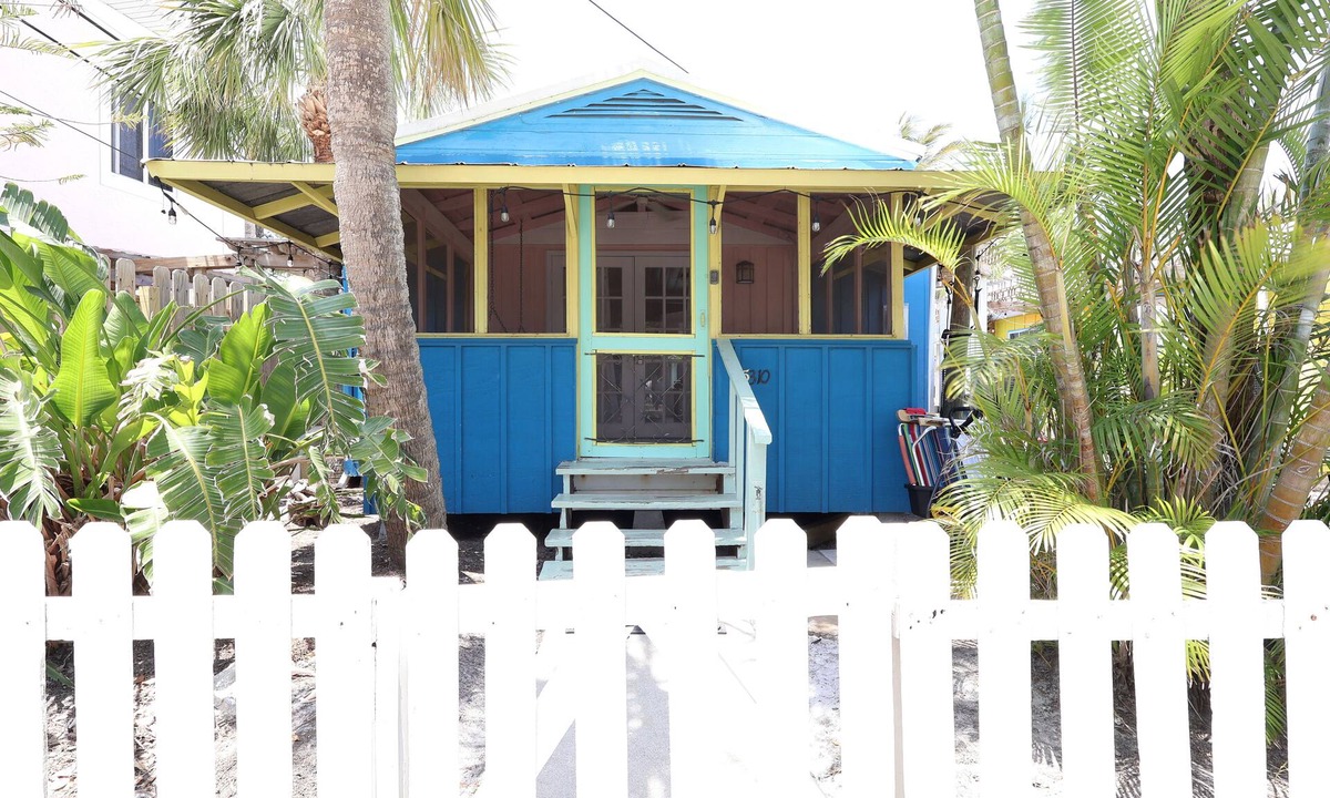 Siesta Key Village Cottage | Blue Dolphin Cottage steps from the beach