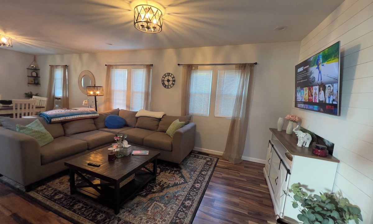 Utica House | Blue Door Bungalownn