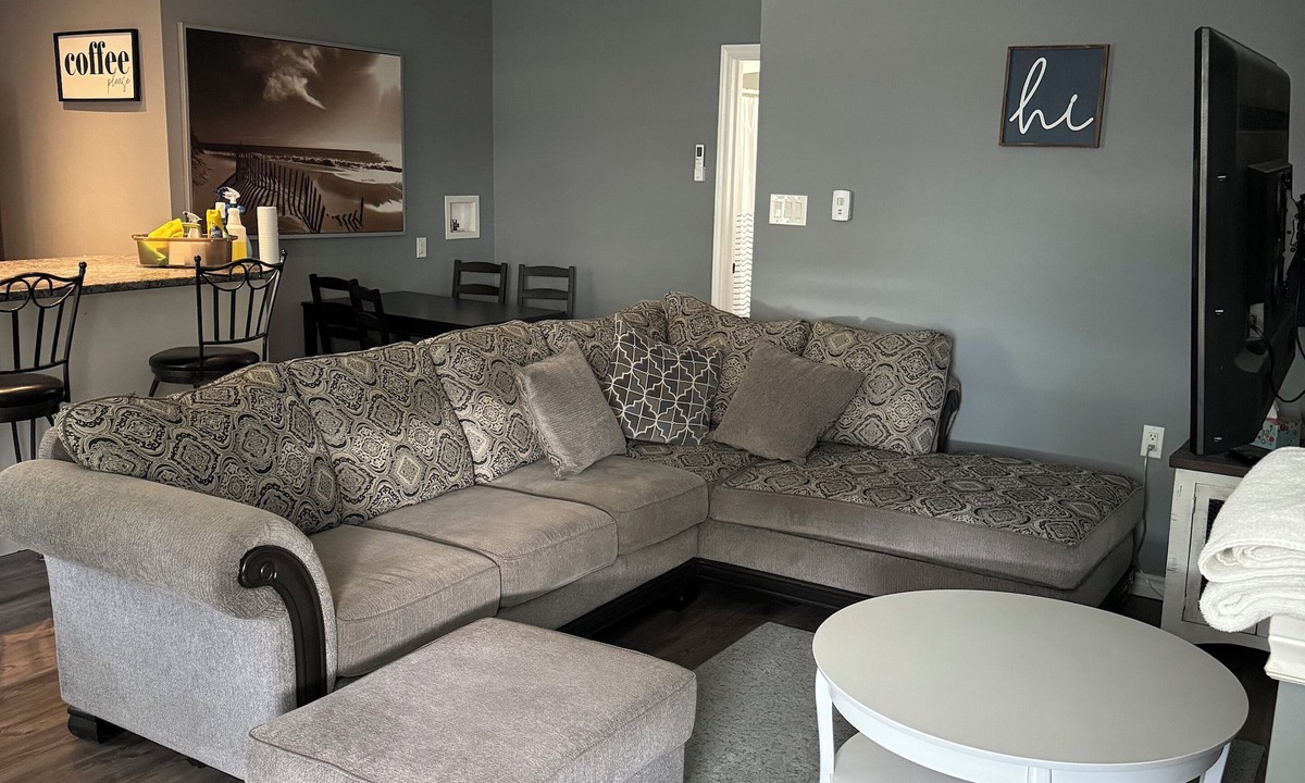 Thorold Apartment | Blue Door upper apartment with King Bed