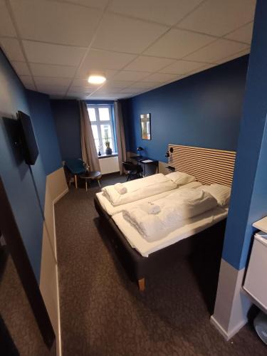Sæby Hotel | Blue Double Room 6 on pedestrian street Saeby