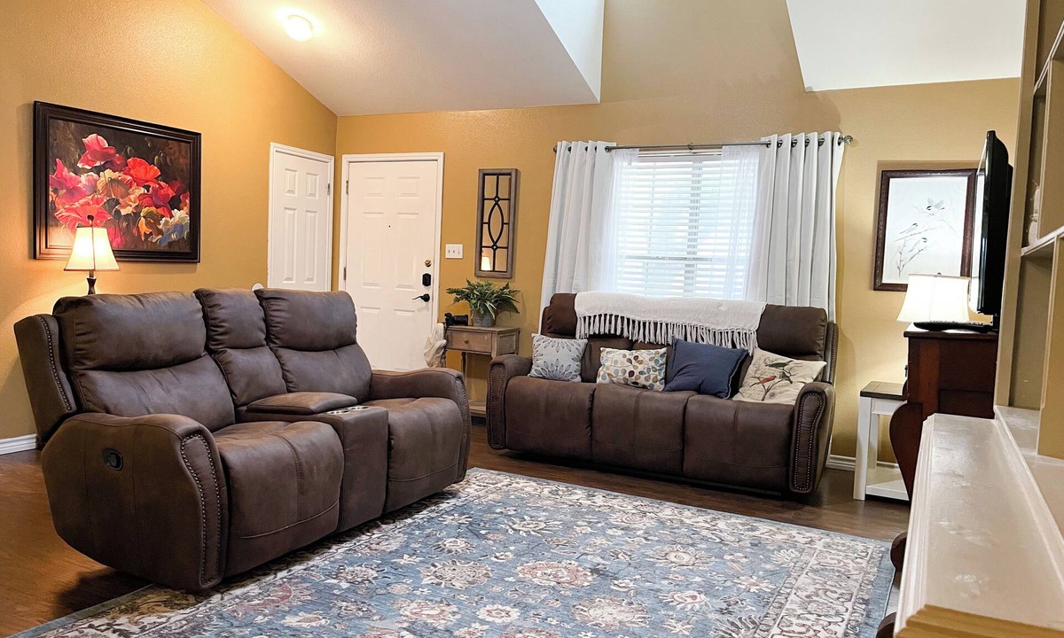Salado House | Blue Haven at Salado Plaza. Family friendly townhome w/fenced back yard!