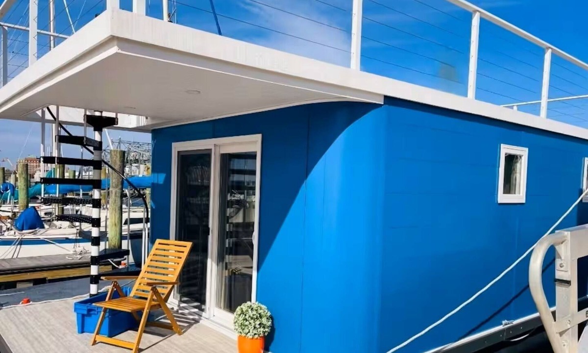 New Bedford House | Blue Haven Houseboat