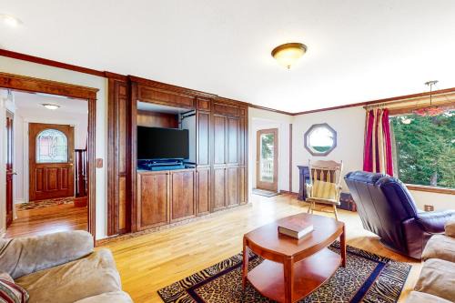 Newport House | Blue Heron Bluff