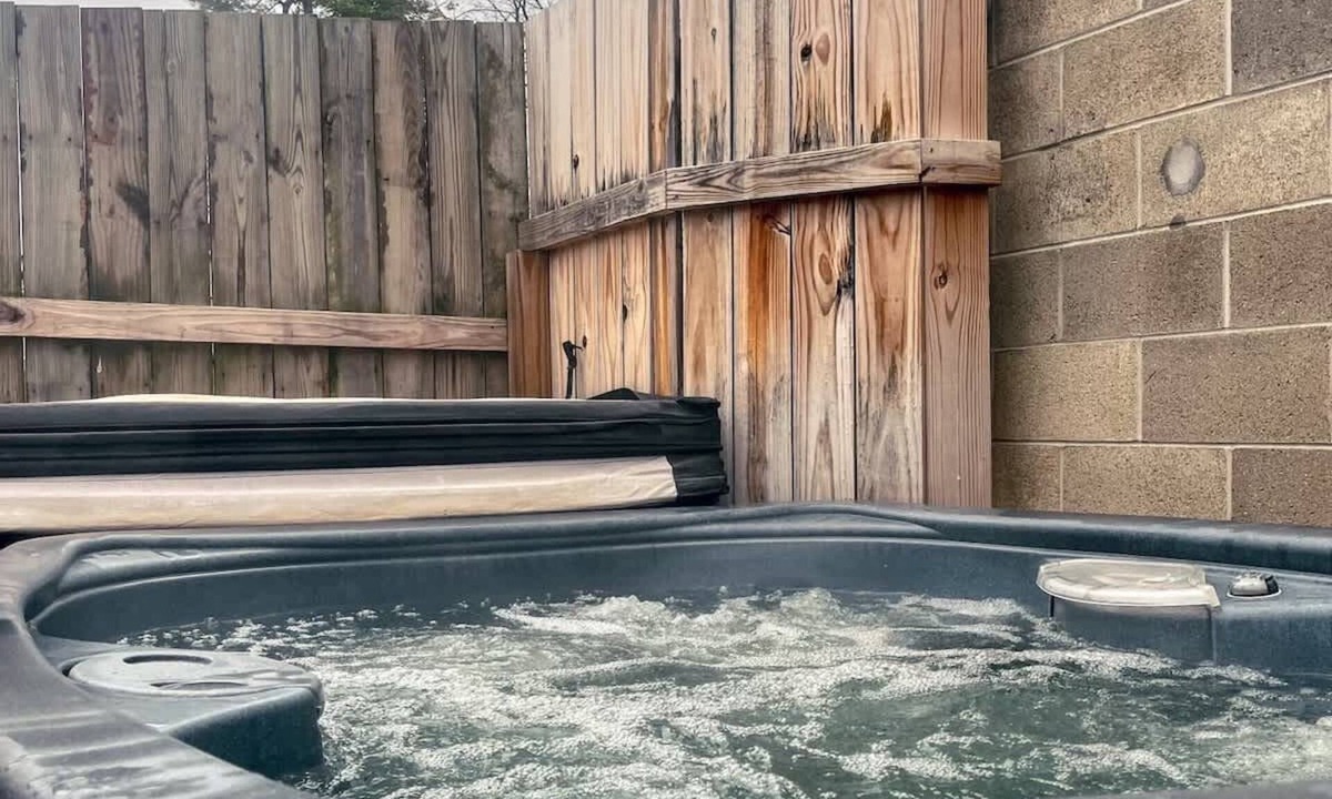 Logan Cottage | Blue Heron Cottage With Game Room, Deck & Hot Tub