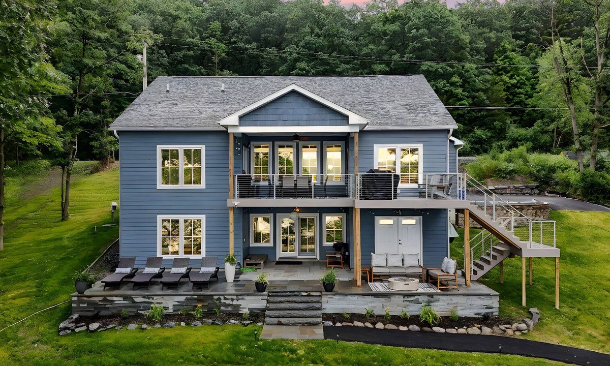 Lansing House | Blue Heron Hideaway: A Premium Lakefront Retreat