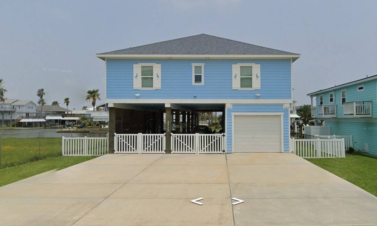 Isla Del Sol House | Blue Heron Spacious 4-bed, 4-bath Canal-Front Getaway
