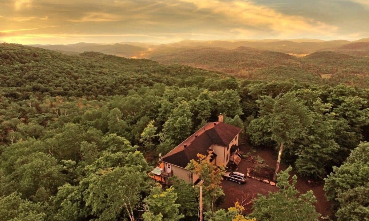 Morin Heights Ski Chalet | Blue Hill Pool, spa, game room, mountain view