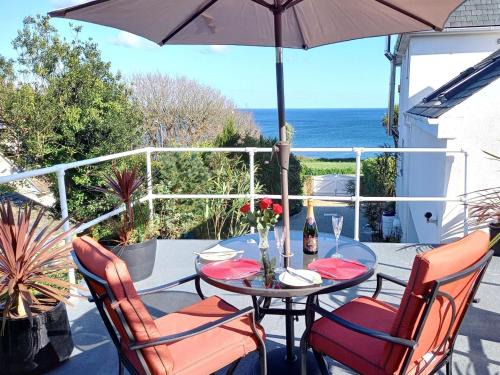 Maenporth Apartment | Blue Hills Luxury Apartment, Bay Front with Parking