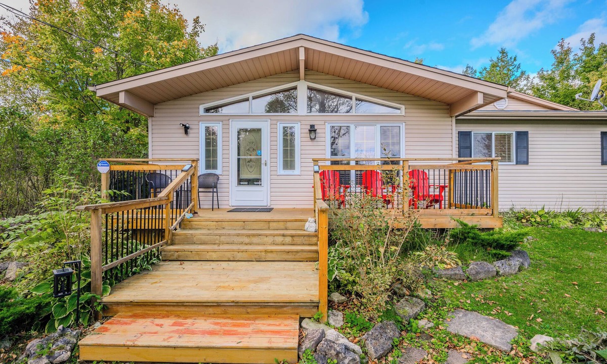 Lion's Head Cottage | Blue Horizon: Sauna Retreat near Isthmus Bay and just a short drive to the National Park.