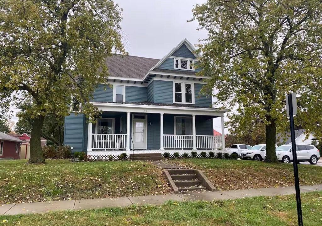 Maryville House | Blue House on Main - Pet Friendly