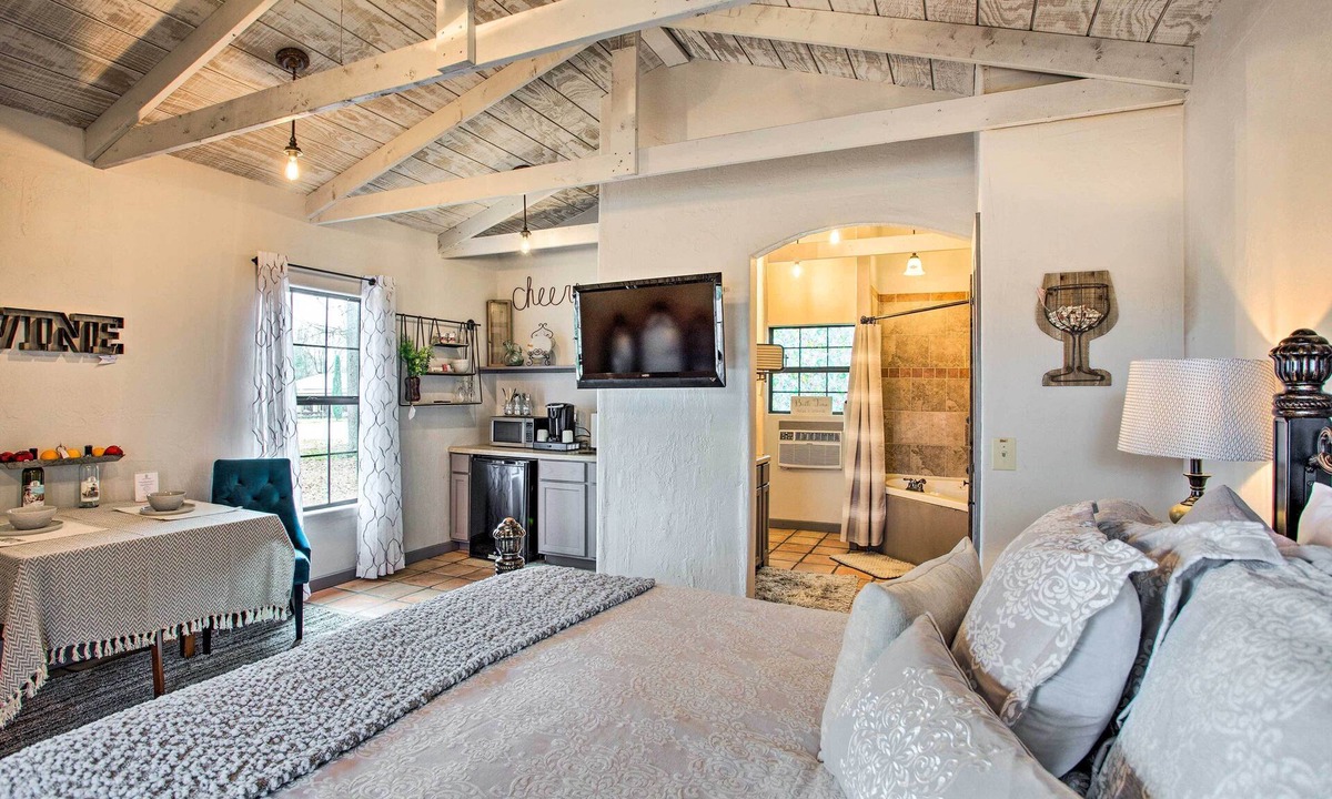 Pittsburg Apartment | Blue Jay Cottage' - Pittsburg Studio on Winery!