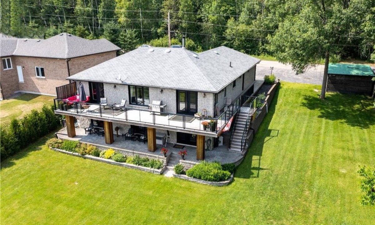 Monetville Cottage | Blue Jays Paradise: Lake Front Cottage