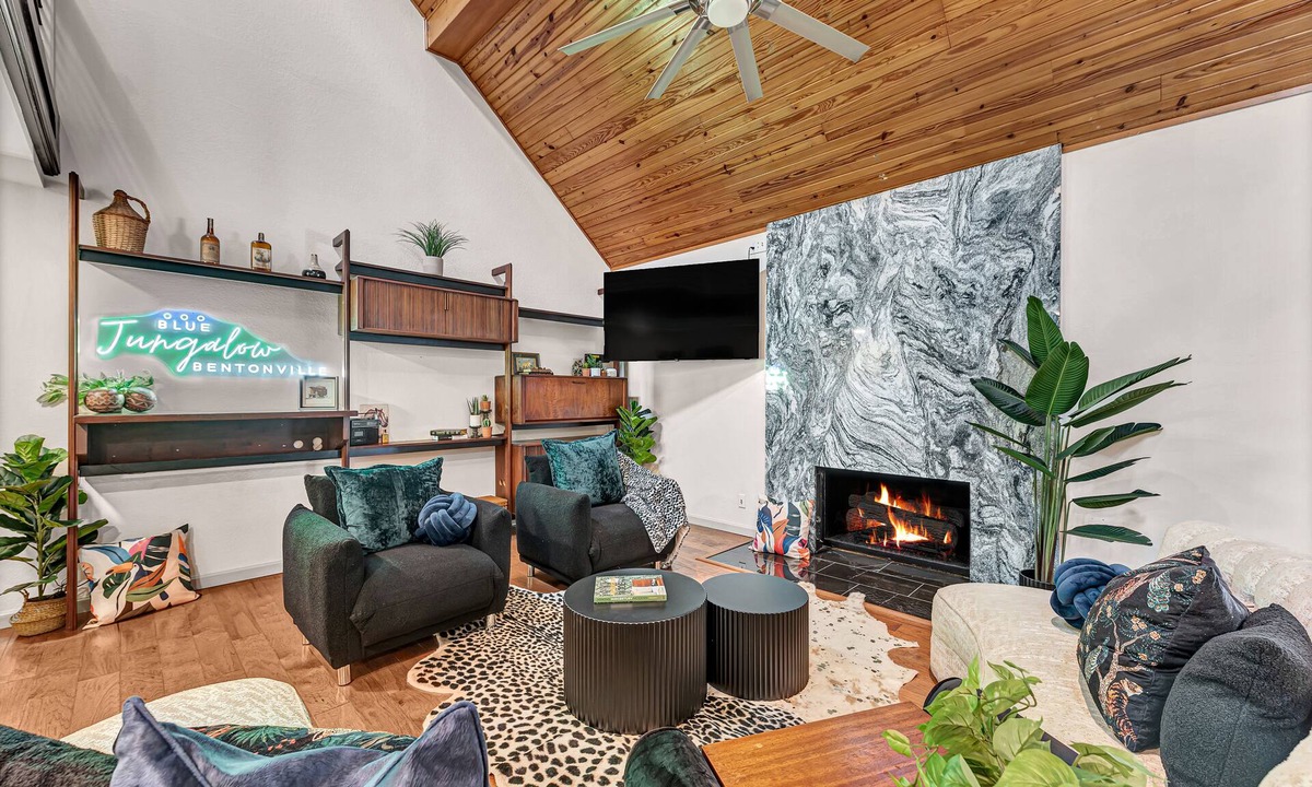 Downtown House | Blue Jungalow Bentonville - Hot Tub