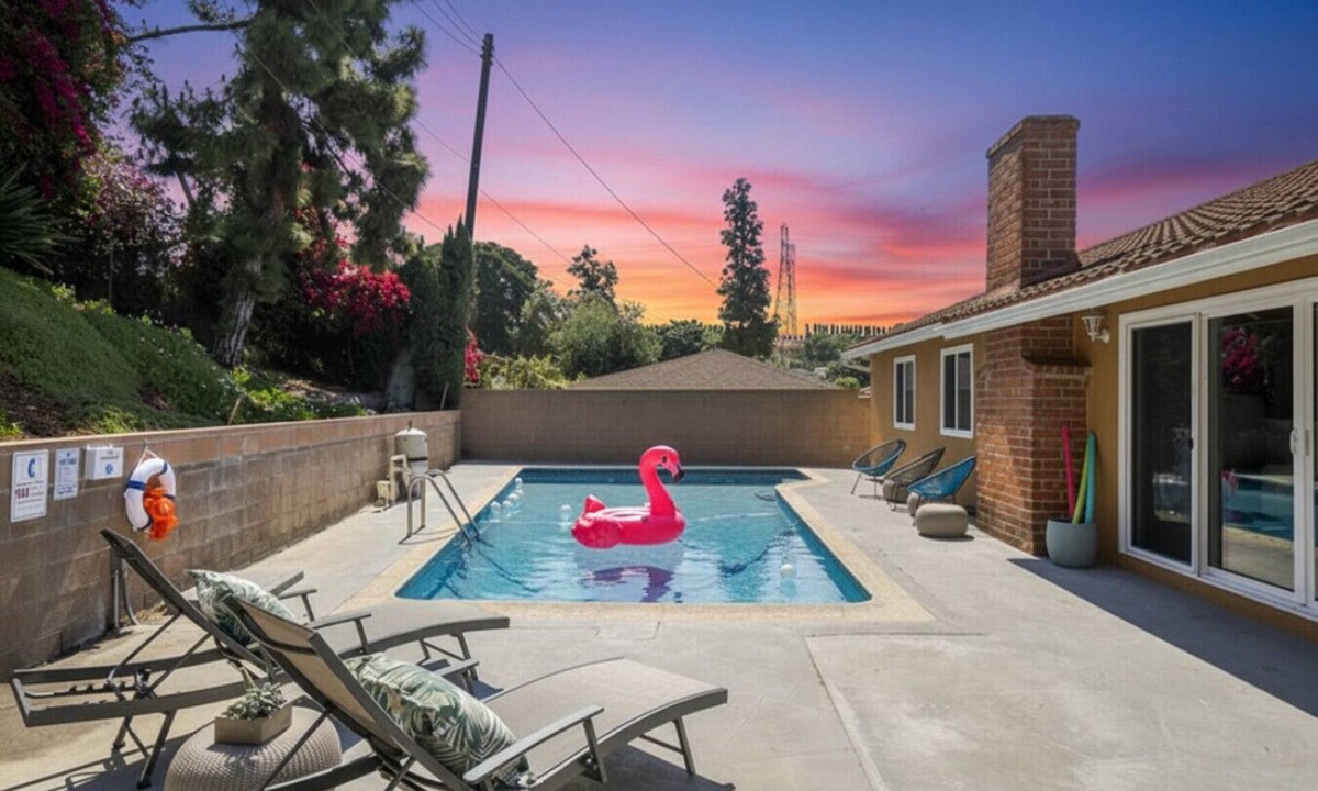 Montebello House | Blue Lagoon | Pool | Games | Close to DT