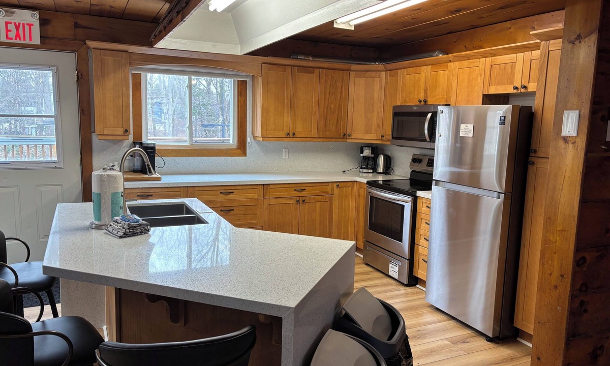 The Blue Mountains Ski Chalet | Blue Mountain Chalet (7 Bedrooms, Sleeps 15 Fully air-conditioned throughout .