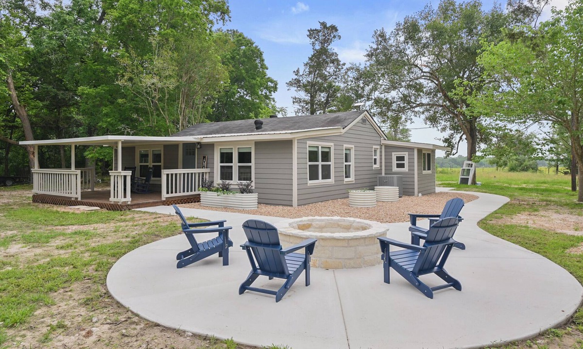 Wellborn Cottage | Blue Moon - Cozy Country Cottage - Just Minutes From Texas A&M!