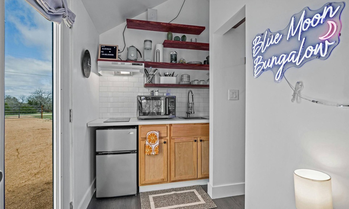 Fredericksburg House | Blue Moon-pet friendly tiny home!