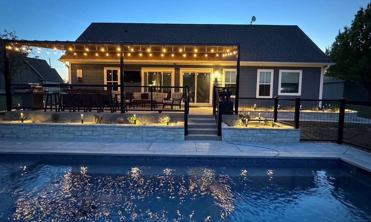 Graford House | Blue Moon PK 4/3 home in Hells Gate, Water Access w POOL & Hot Tub