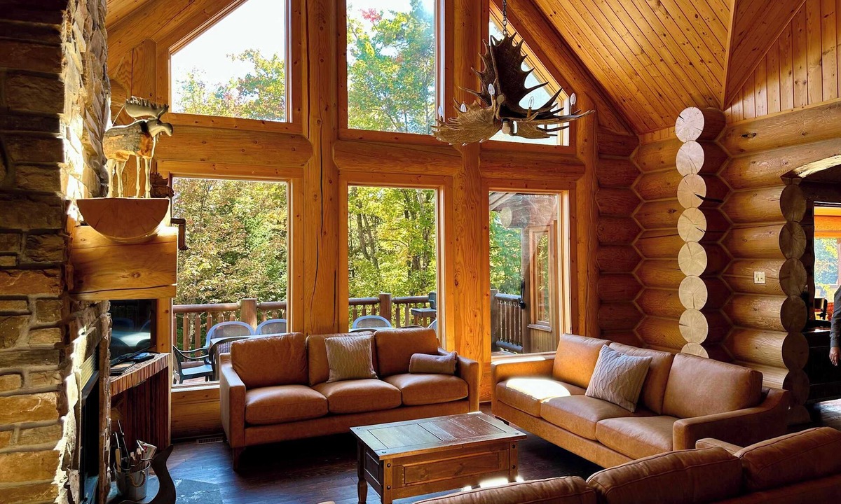 Fiddler Lake Resort Ski Chalet | Blue Moose Private pool, spa & lake access