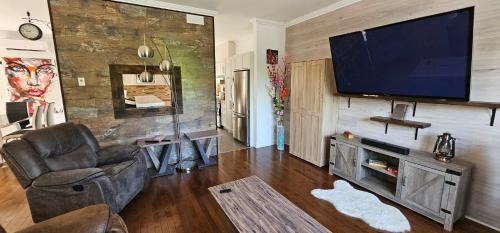 Saint-Brigitte-de-Laval House | Blue Mountain Retreat & Hot Tub