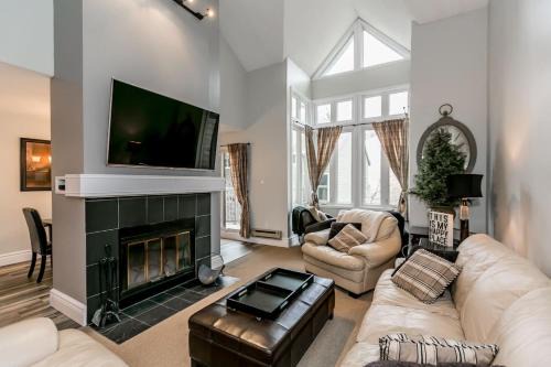 The Blue Mountains House | Blue Mountain Chalet Condo Ski in Ski Out 3 BR