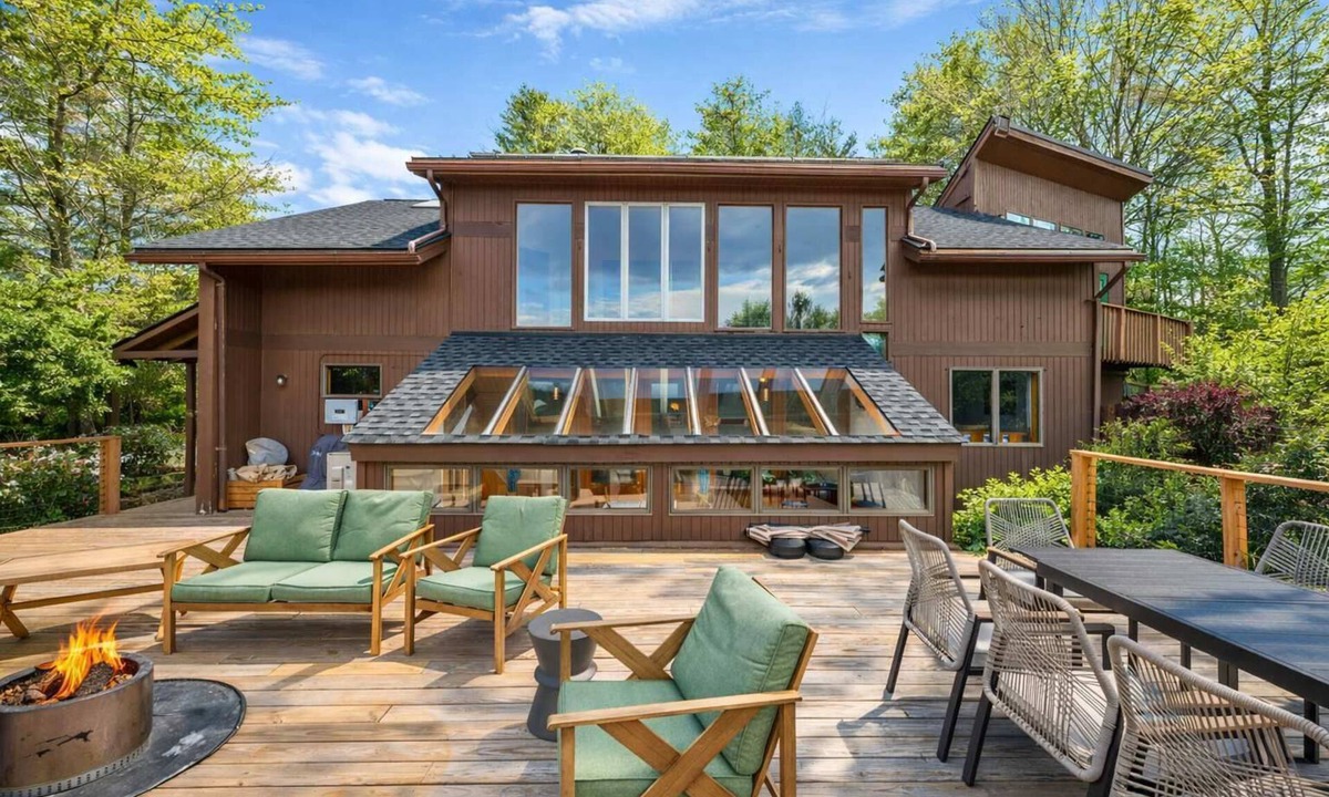 Alexander House | Blue Mountain Retreat | Sunset Views | Fire Pit