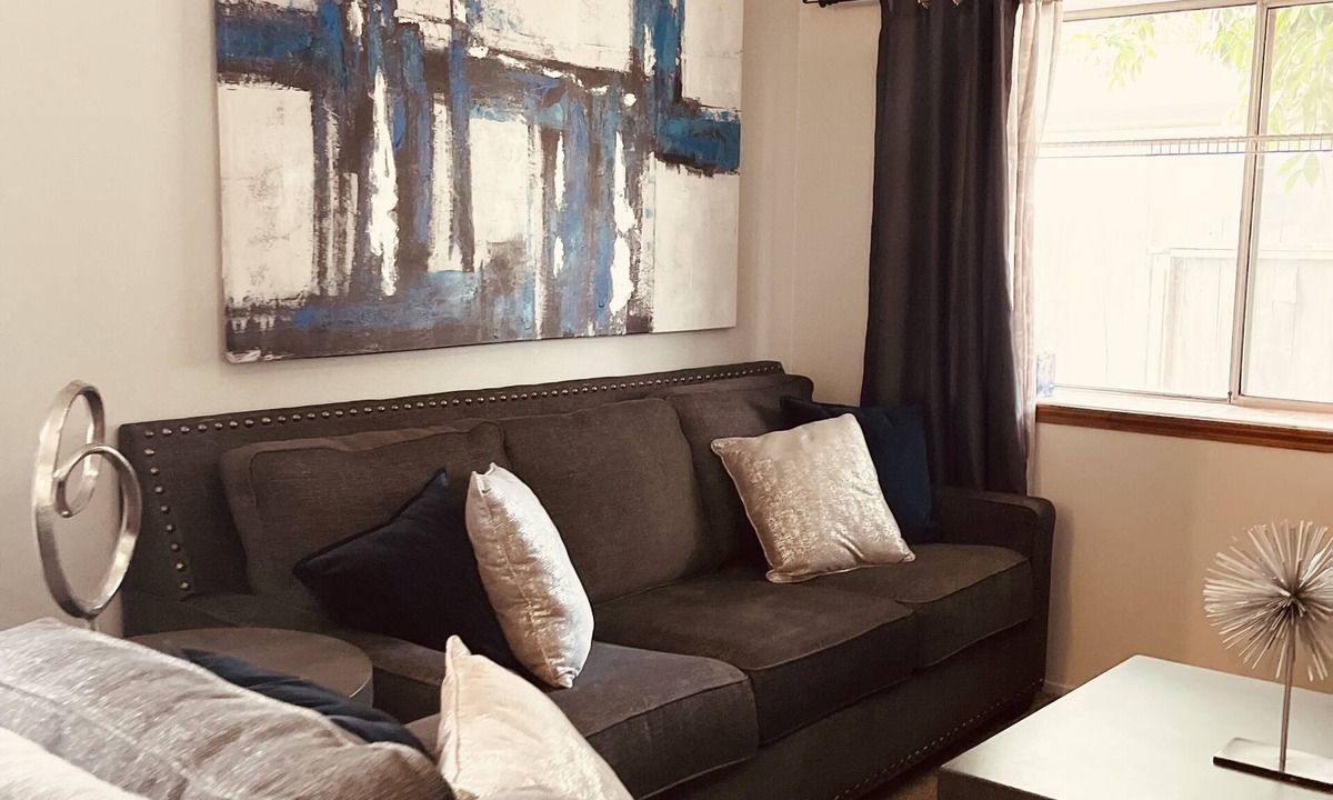 Lathrop House | Blue Oasis right off the Freeway I5!