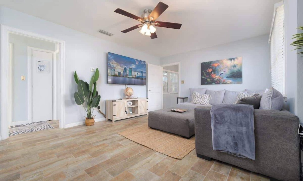Avondale House | Blue Palm Front Home | Team Joseph Ellen