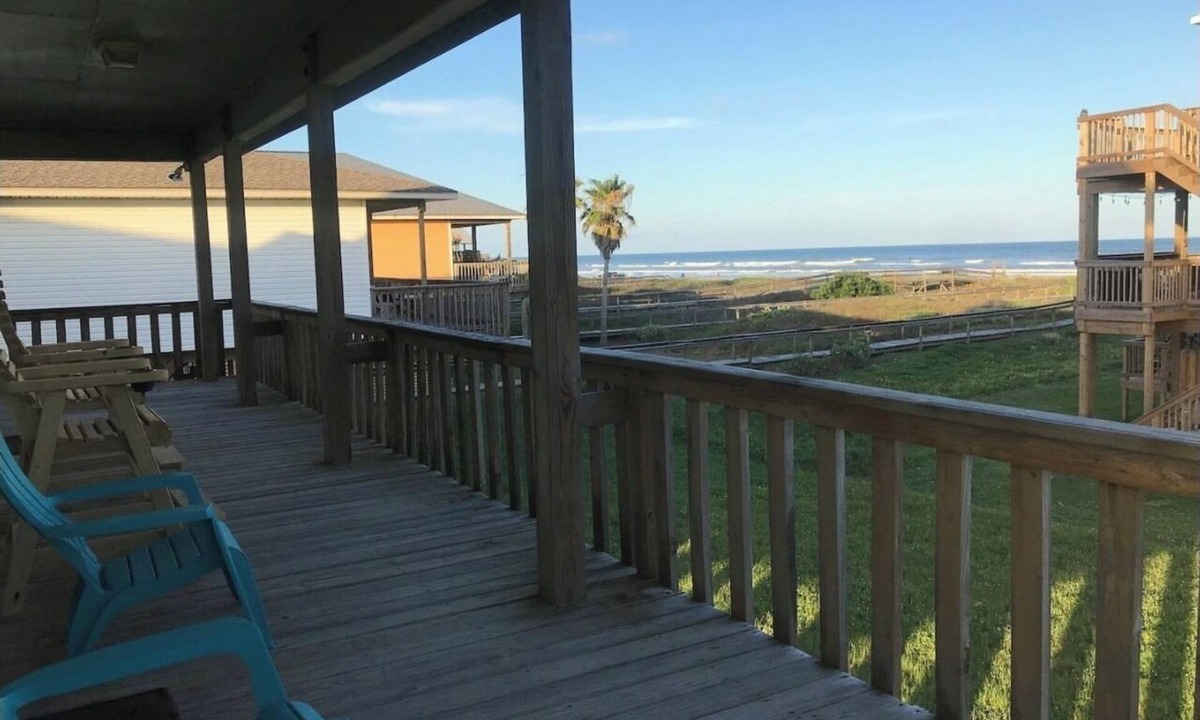 Surfside Beach House | Blue Pelican-Amazing Views-30 Sec Walk to Beach-Pet Friendly