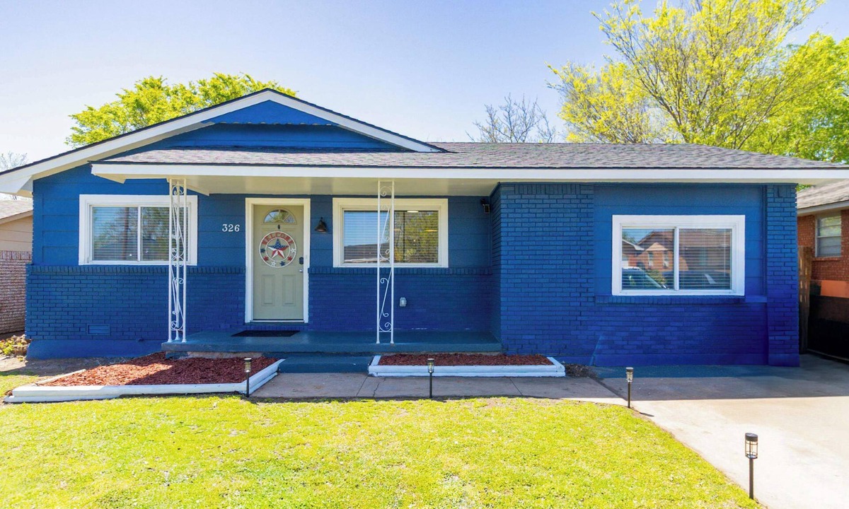Lawton House | Blue Prairie Cottage | Near Fort Sill | Fast WIFI