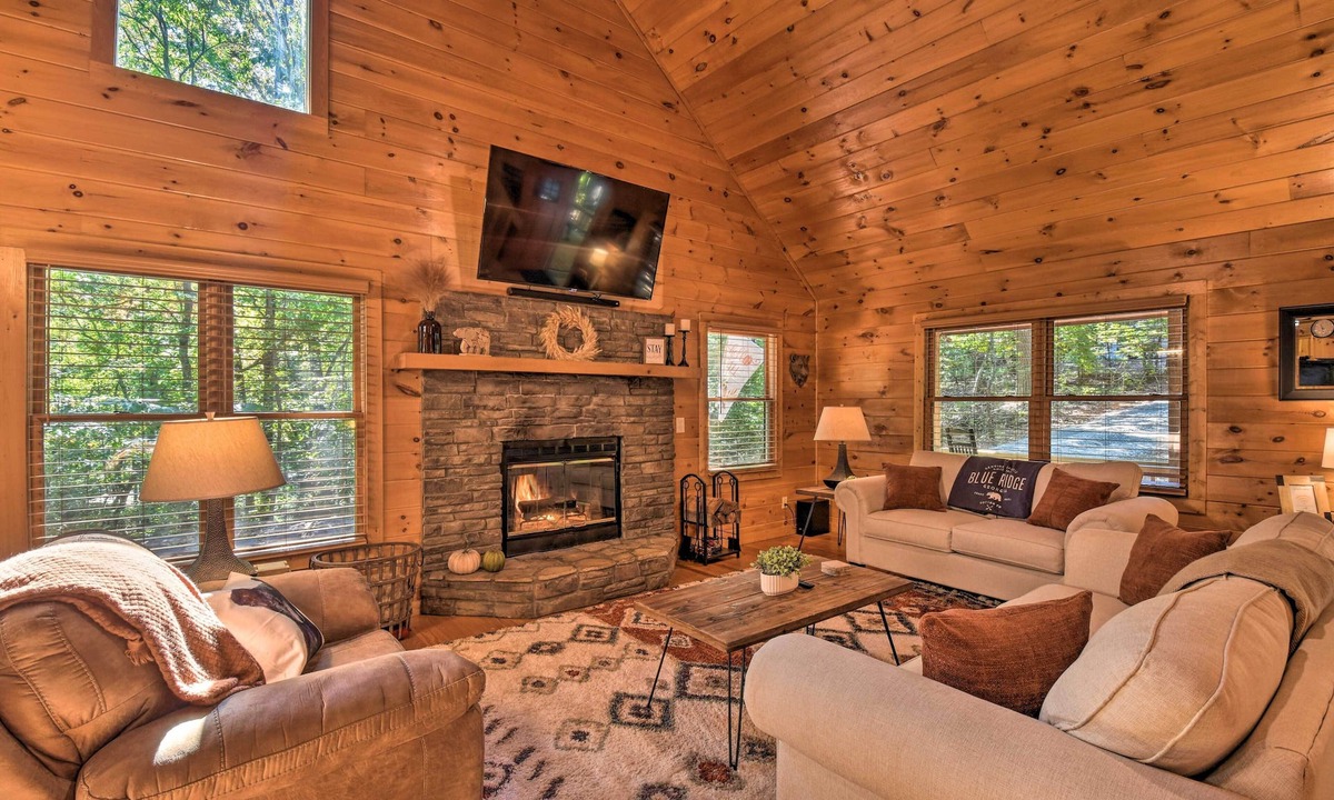 McCaysville Cabin | Blue Ridge Cabin: Hot Tub, Fire Pit & Grill!