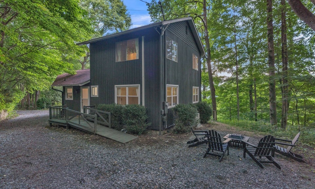 Walker-In-the-Hills Cabin | Blue Ridge Lookout Beautiful Modern Cabin - Nature Hikes and Pets OK by RedAwning