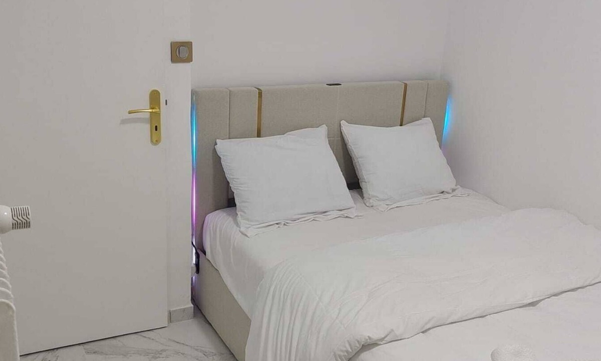 Franconville Apartment | Blue Room: elegant, comfortable apartment in a blue and gold theme