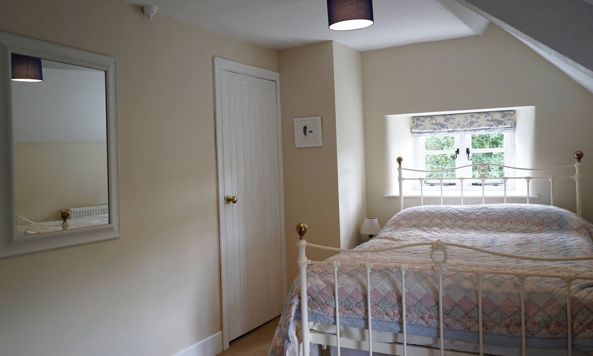 Cricket Malherbie Bed & Breakfast | Blue Room - Private bathroom