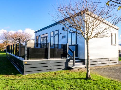 Dinas House | Blue Skies