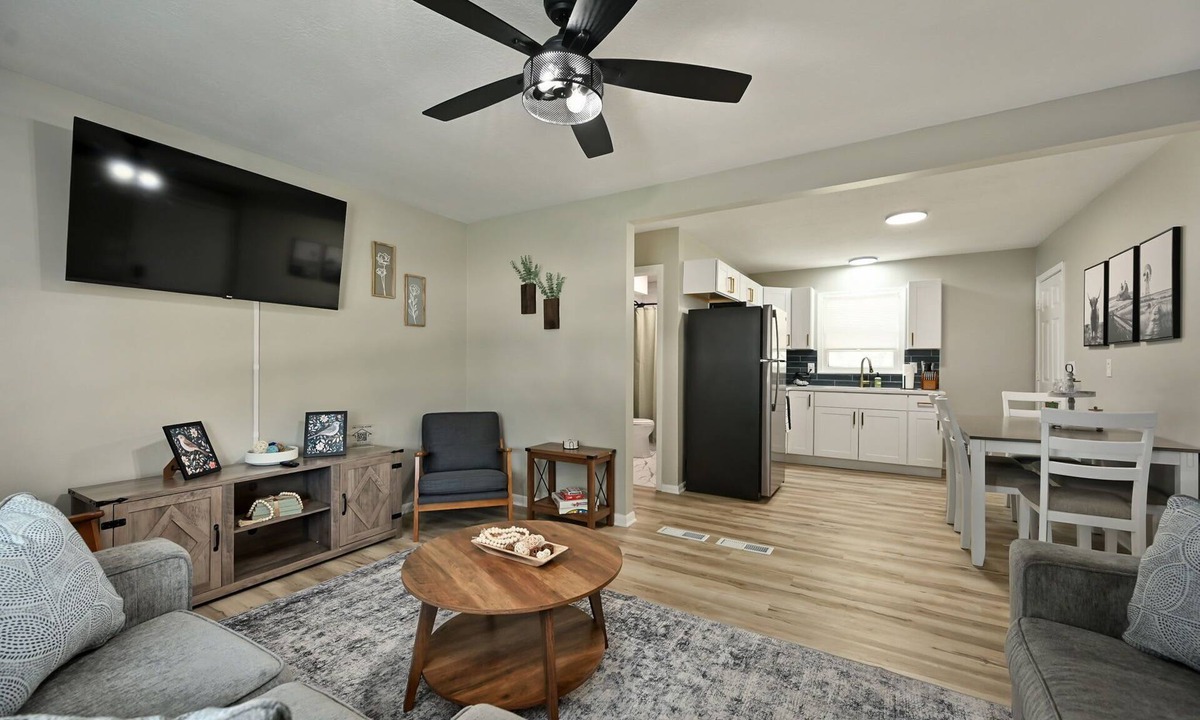 Blue Springs House | Blue Springs Home: Sleeps 10, Near KC Attractions