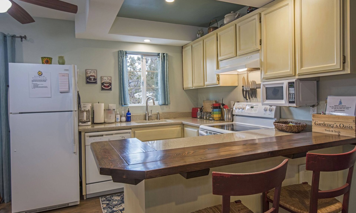 Bend House | Blue Spruce Guesthouse - Walkable to river trail and downtown Bend