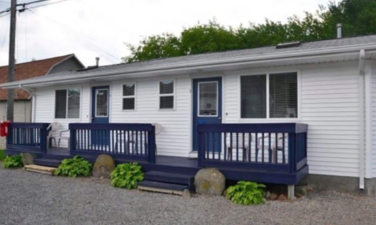 Port Austin Hotel | Blue Spruce Motel