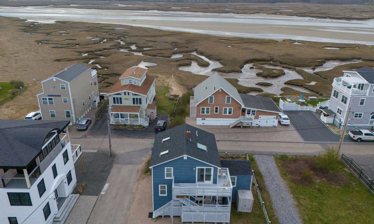 Wells Beach House | Blue Tides Summary: B