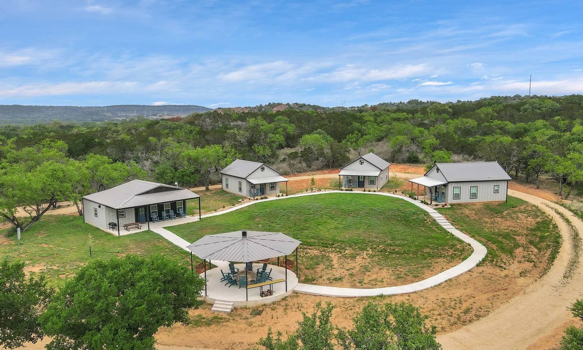Burnet House | Blue Truck Ranch-6 Acres 3 Cottages FIRE PIT!