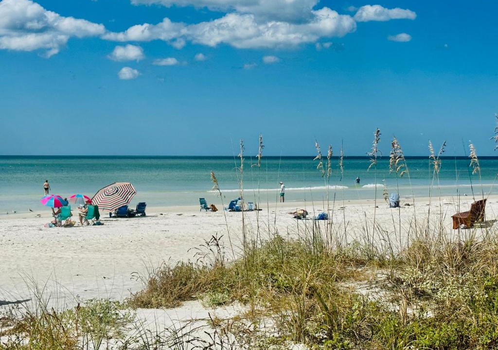 Indian Rocks Beach Apartment | Blue Water Beachside villa 2