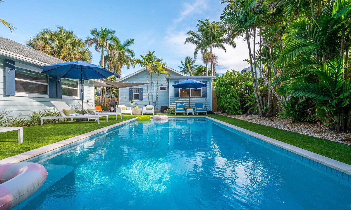 Flamingo Parks House | Blue Water Bungalow - Chic Palm Beach Vibes