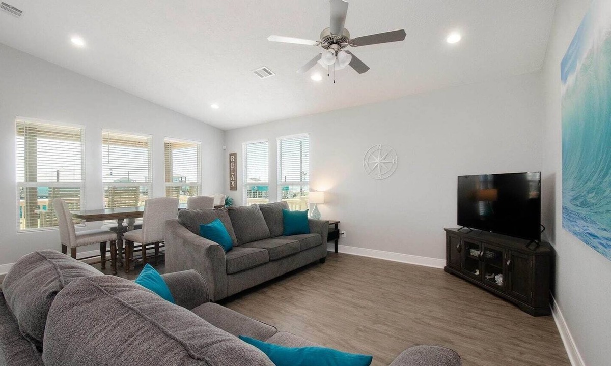 Crystal Beach House | Blue Water Escape - 3 bedroom, 2 bath home that sleeps 8 - Easy Beach Access!