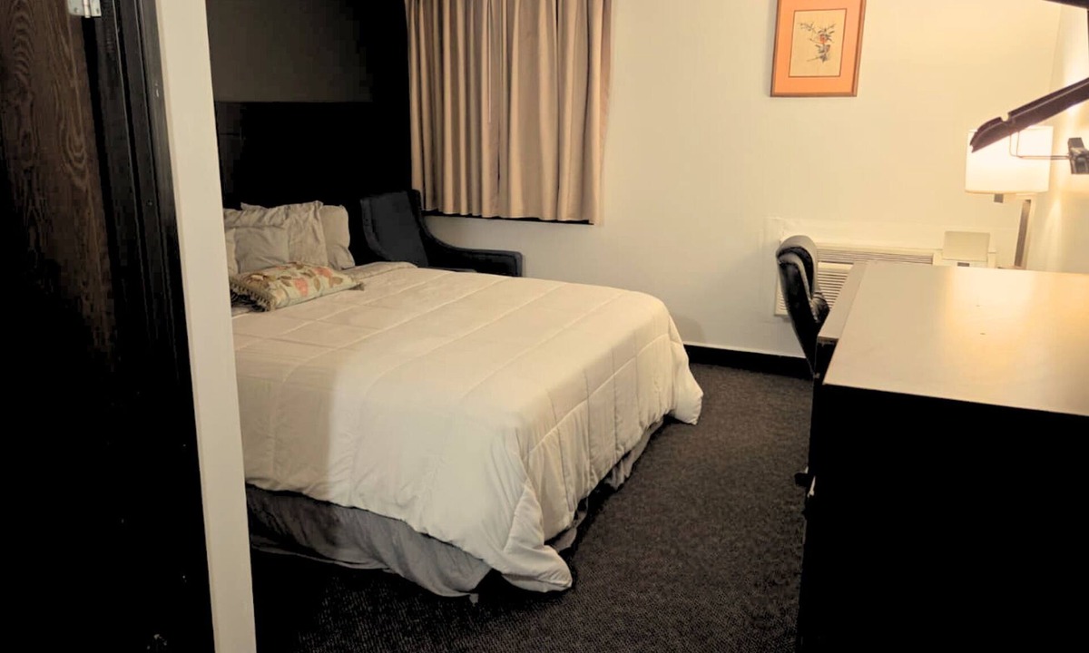 Hutchinson Hotel | Blue Way Inn By Jasper Hutchinson - Standard 1 King Bed Non Smoking