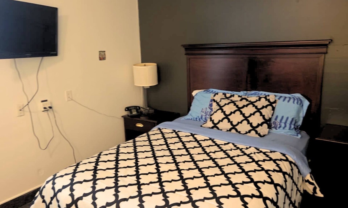 Hutchinson Hotel | Blue Way Inn By Jasper Hutchinson - Comfort 1 Queen Bed Non Smoking