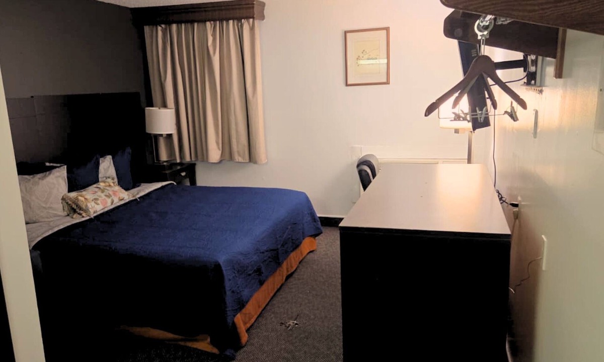 Hutchinson Hotel | Blue Way Inn By Jasper Hutchinson - Comfort 1 King Bed Non Smoking